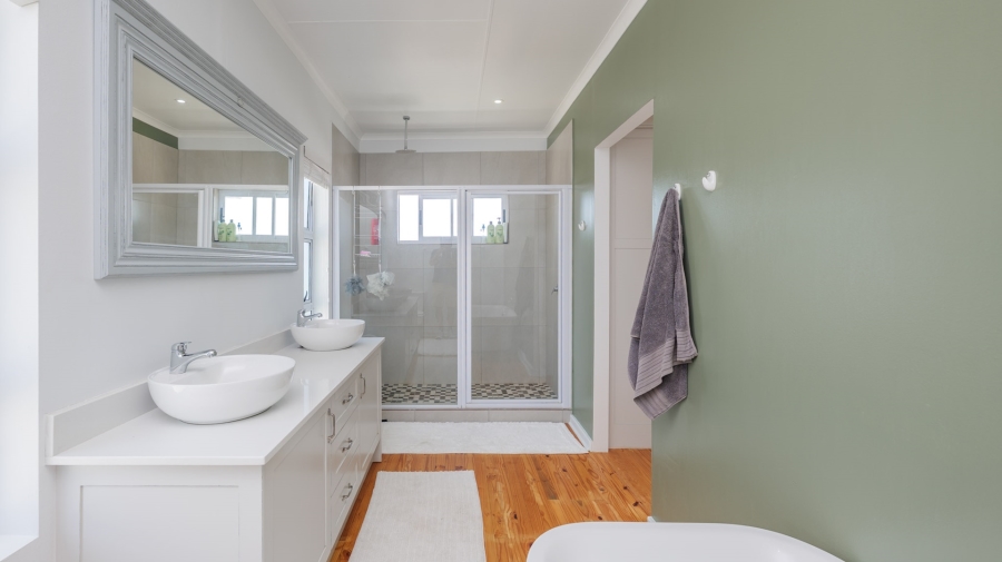 4 Bedroom Property for Sale in Struisbaai Western Cape